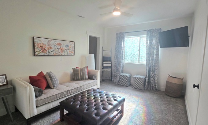 Cedar Hills Maison | Private Walkout basement, Brand new, Quiet & Spacious