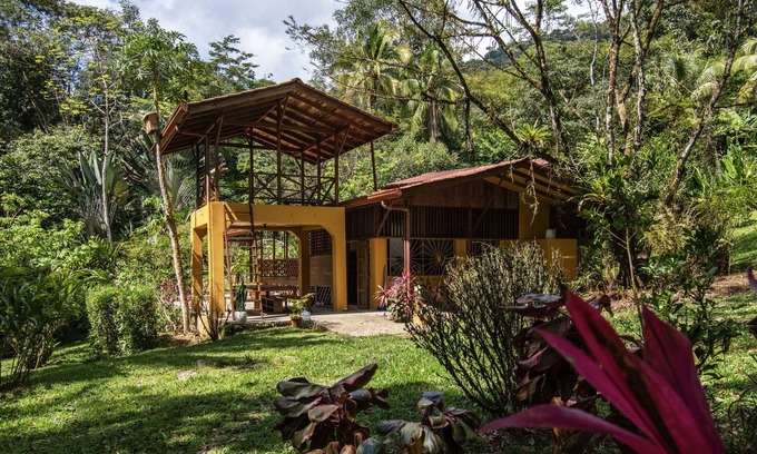 Ballena Villa | Private waterfall, close 2 beach!