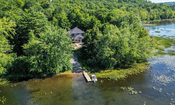 Lac-McGregor Maison | Private Waterfront Cottage- A Family-Friendly Escape with fun and relaxation