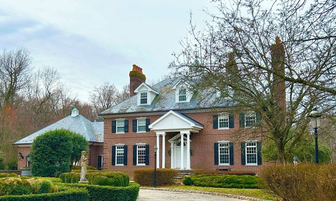 Earlville Maison | Private Waterfront Estate with Pool, Private Beach and Dock