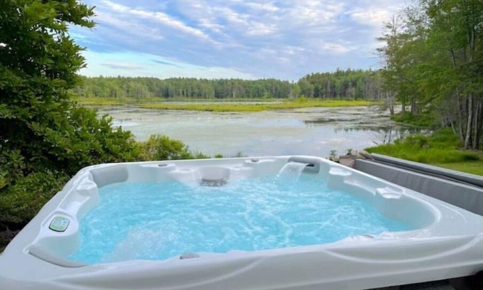 Mont Vernon Maison | Private Waterfront, Spa Hot Tub, King bed, Yoga, Gym, Kayaks, and more.