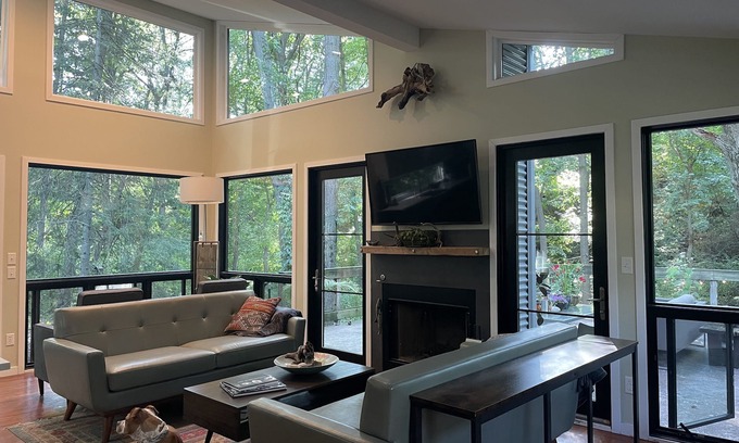 Miller Beach Maison | Private Wooded Acre, Soaring Windows in Nat’l Park, 2 blocks to the beach