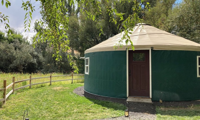 Buhl Cabine | Private yurt perfect for your Magic Valley stay.
