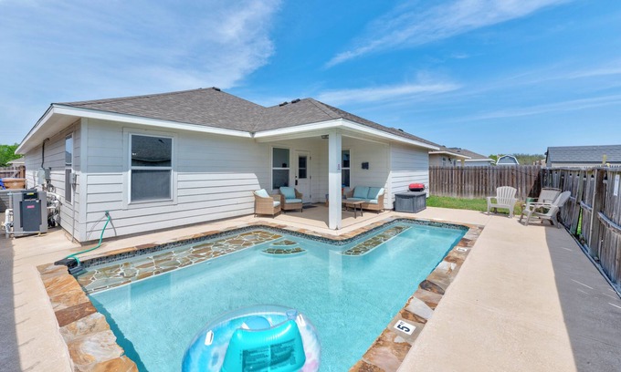 Northwest Corpus Christi Maison | PrivatePool+Near Airport+Spacious 3 BDR+Extd Stay