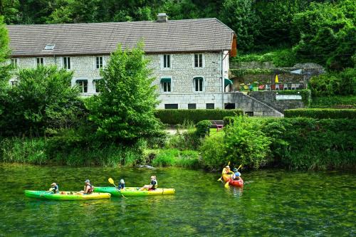 Lods Maison | Privatisez un ancien hôtel Gîte de groupe La Truite d Or au bord de la rivière
