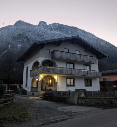 Golling an der Salzach Appartement | Privatzimmer und Küche mit Balkon und Ausblick
