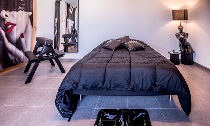 Walbourg Appartement | PRoJET KUROI - Love Room - Balançoire, Banc de fessée, Cage, Croix, Tantra