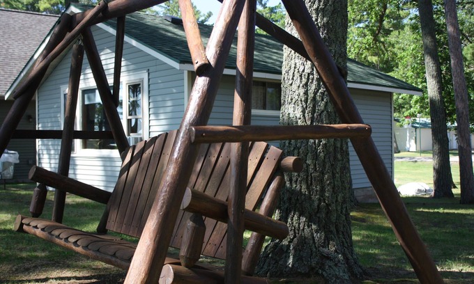 Ponsford Cabine | PROMO 20% WEEKLY AND MONTHLY DISC Charming Lake View Cabin with Resort Amenities