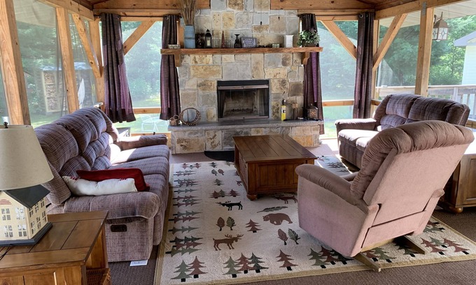 Necedah Maison | PROMO Family & pet friendly house in forest,fast Wi-Fi,5min to Castle Rock Lake