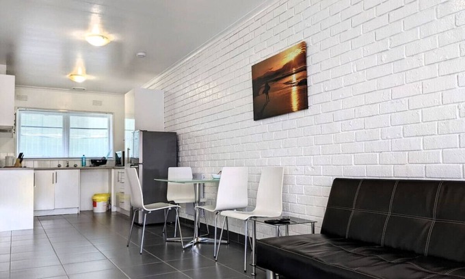 Oak Park Maison | *PROMO!* Next to Train Station!