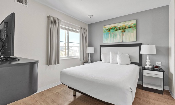 Far North Central Appartement | Properties by Preston I Comfy 2 Bed 2 Bath