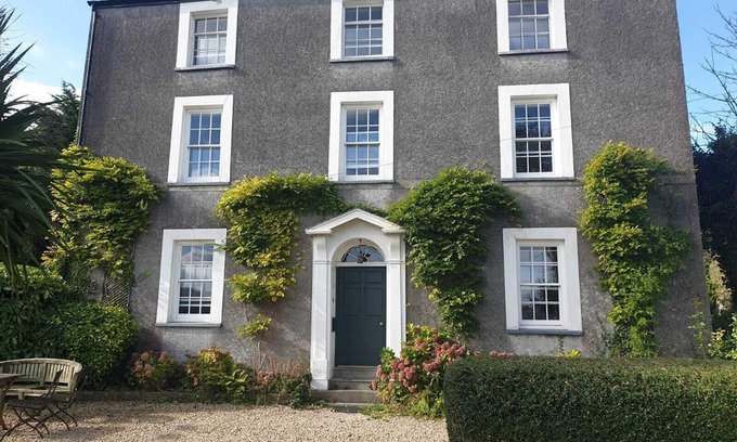 Laugharne Lit Et Petit-Déjeuner | Property looking at Dylan Thomas boat house and Laugharne Castle.