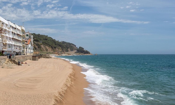 Sant Pol De Mar Villa | Maison néoclassique à 200m plage avec parking