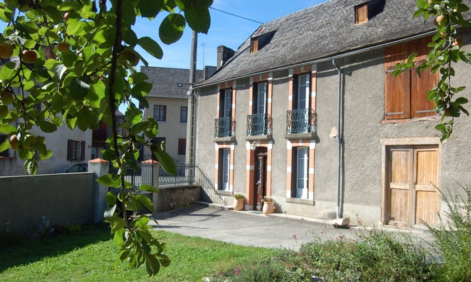Argein Maison | Propriété avec vaste enclos arboré et vue sur les reliefs alentours.