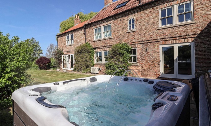 Scawton Maison | PROVIDENCE FARMHOUSE, family friendly, with hot tub in Easingwold