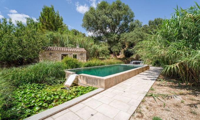 Solerieux Appartement | 'Prune' Room with Shared Pool, Wi-Fi and Air Conditioning