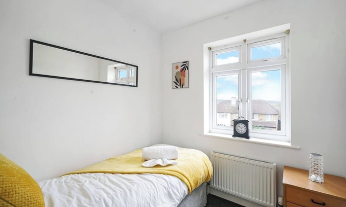 Elstree Maison | Prv-Parking | Jacuzzi Bath | Families / Groups |