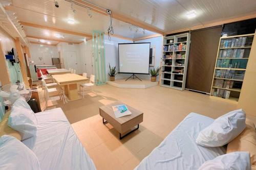 San Bartolome Appartement | PS4, Board Games, Karaoke - QC Maginhawa SaLaro