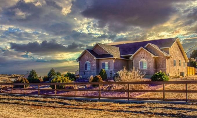 Pueblo West Maison | Pueblo 'Five Star Pikes Peak View' Home w/ Hot Tub