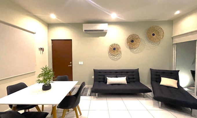 Cancun Appartement | 2 bed, 5 guest, urban apartment with parking. 15 min to beach or touristic area
