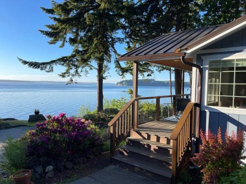 Port Ludlow Maison | Puget Sound Chic Romantic Cottage with Private Beach Access & Gated Entry