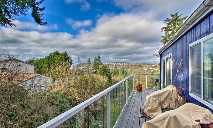 Des Moines Maison | Puget Sound Home w/ Beautiful Yard & Deck!