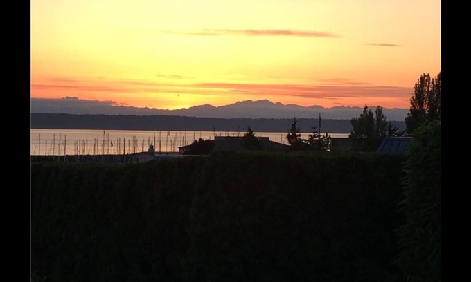 Des Moines Maison | Puget Sound View Stunner in Marina Beach Town