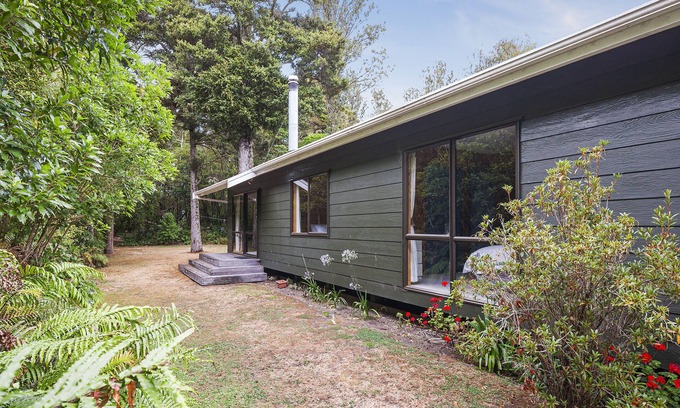 Pukawa Cottage | Puka Lodge (Logement arrière) - Pukawa Bay Holiday Home