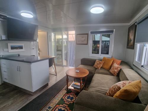 Richmond Autre | Pukeko Cottage