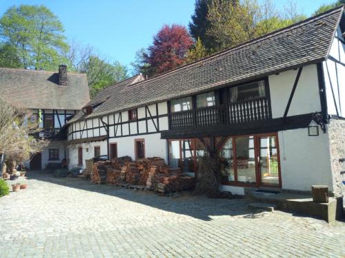 Seeheim-Jugenheim Appartement | Pulvermühle - 3 Zimmer Maisonette inkl Bad am Stettbach im NATURA 2000 Gebiet mit 12500 qm Garten