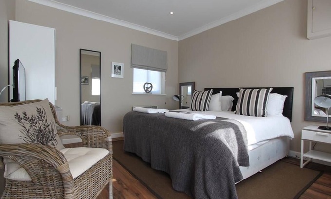 Charlton Appartement | Studio-Suite-Salle de bain et douche-Vue sur Jardin
