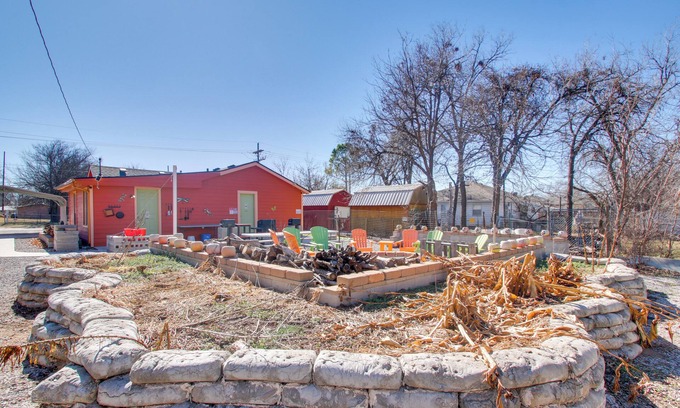Lawton Cottage | ‘Pumpkin Cottage’ w/ Fire Pit & Grills in Lawton