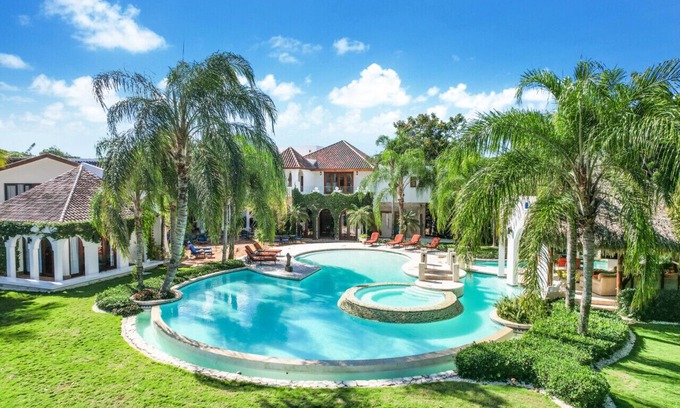 Casa de Campo Villa | EXTRAVAGANT GOLF FRONT MANSION PROCHE DE L'OCEAN AVEC CUISINE, BUTLER, MAIDS, GOLF CARTS