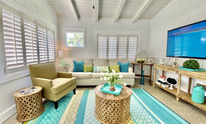 Laguna Beach Estates Maison | Dog Friendly Cottage~Just Remodeled ~4 Doors to the Beach! Spring Specials!