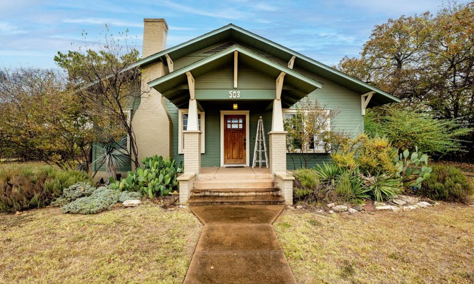 Granbury Maison | Pure Joy - Cozy Bungalow Downtown Granbury