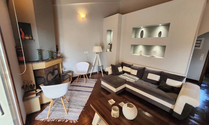 Longos Appartement | Pure relaxation: Well-kept holiday home in Loggos with garden, close to the beac