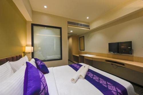 Surat Hôtel | Purple Beds by VITS Dwarkesh, Surat