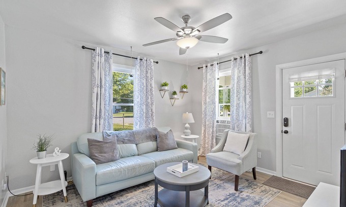 Portage Appartement | Purple Door Retreat- Wi-Fi, 5 Miles from Cascade Mountain