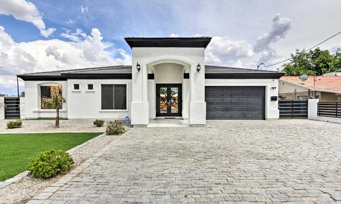Peoria Maison | Putting Green and Gazebo Upscale Peoria Home
