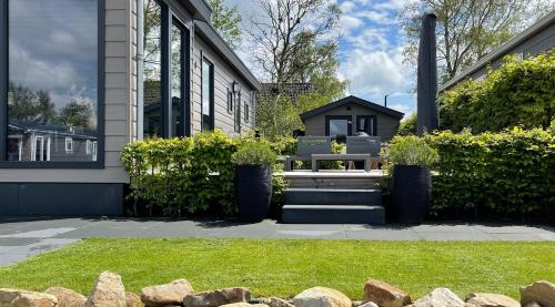 Earnewald Appartement | PUUR Eernewoude luxe chalet direct aan open vaarwater gelegen in de Alde Feanen