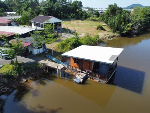 Kampung Laut Autre | Qimmy Riverside Floating Cabin