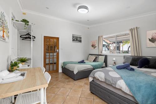 Lidcombe Maison | Quadruple Ensuite Room - Nearby Stations & Shops