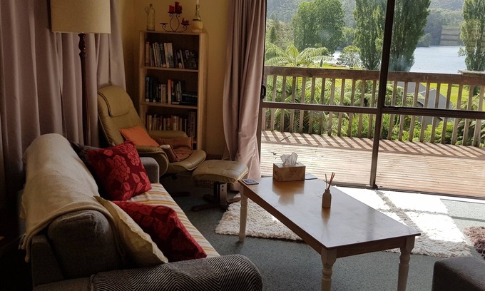 Lake Tarawera Maison | Profitez de belles vues sur le lac et de nombreuses activités de plein air à votre porte