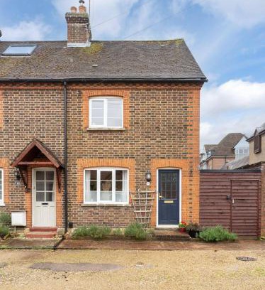 Dorking Maison | Quaint 3 bed Cottage in central Dorking with parking