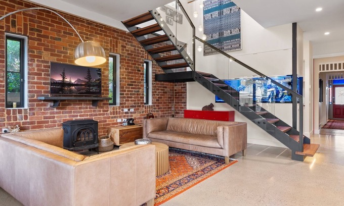 Newport Maison | Quaint 4-Bed with Backyard, 5-Min to the Beach
