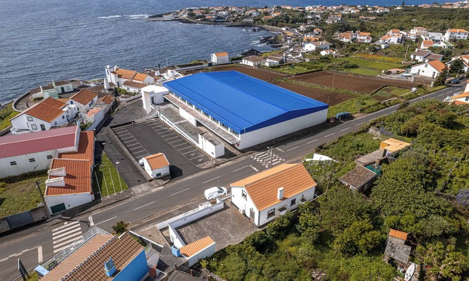 Praia da Vitoria Maison | Quaint 4-bedroom house in delightful Terceria with WiFi, AC
