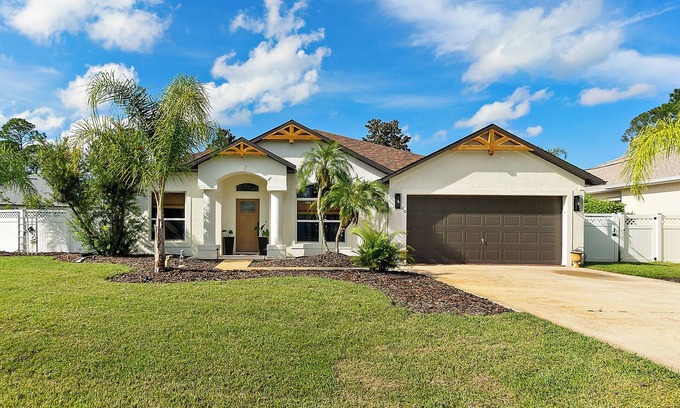 Palm Coast Maison | Quaint 4-bedroom Pool house with AC in Palm Coast
