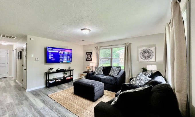 Lindenwald Maison | Quaint and Cozy 3 Bed home in Liberty Twp.