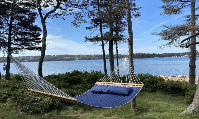 Winter Harbor Cottage | Regina's Cottage, chalet confortable sur l'eau!