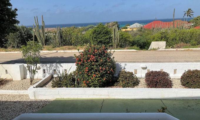 Sero Colorado Maison | Quaint bungalow overlooking the Caribbean. A short 8 minute walk to Baby Beach